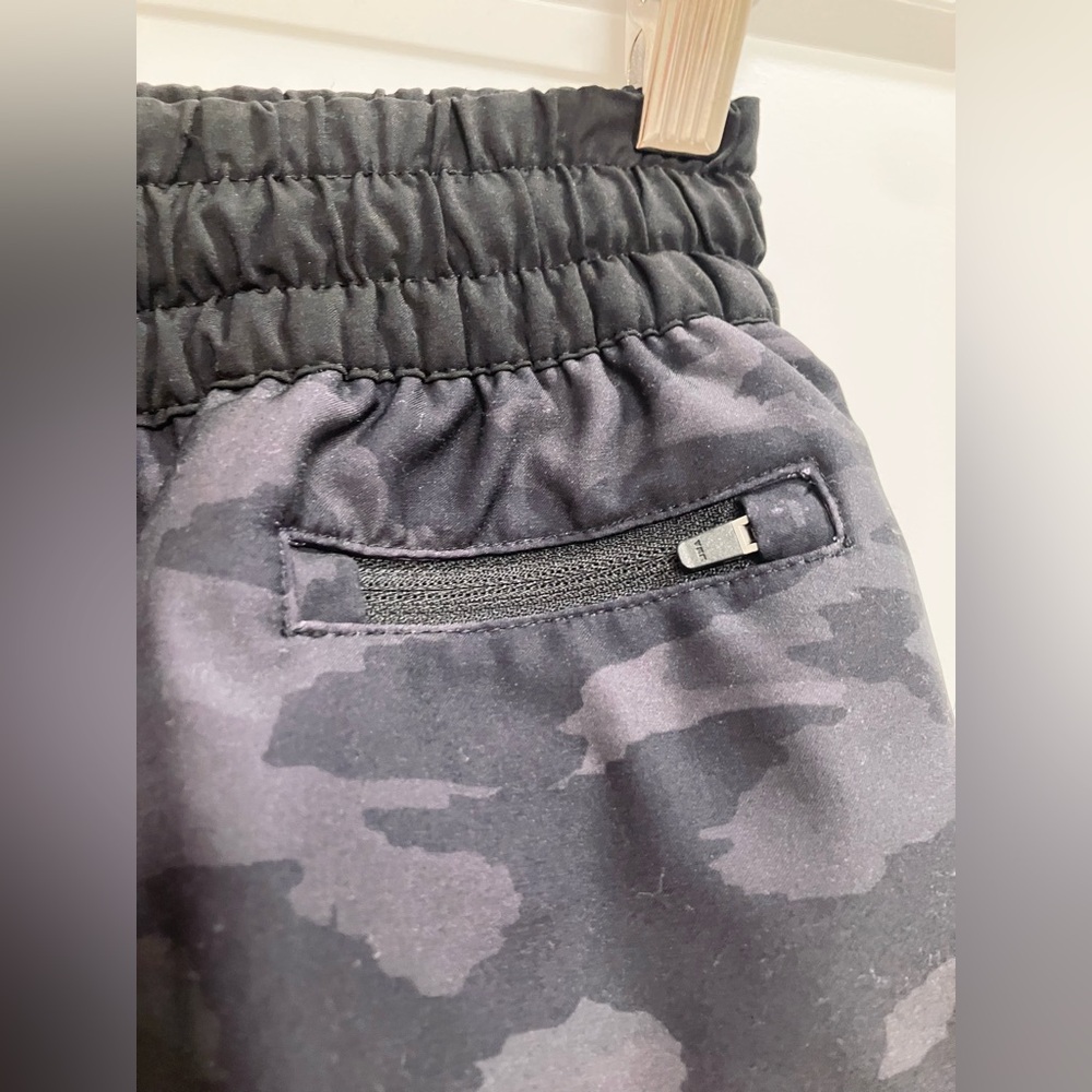 Vuori Clementine Short Black Watercolor Camo Size XS | Athleisure - Picture 9 of 12